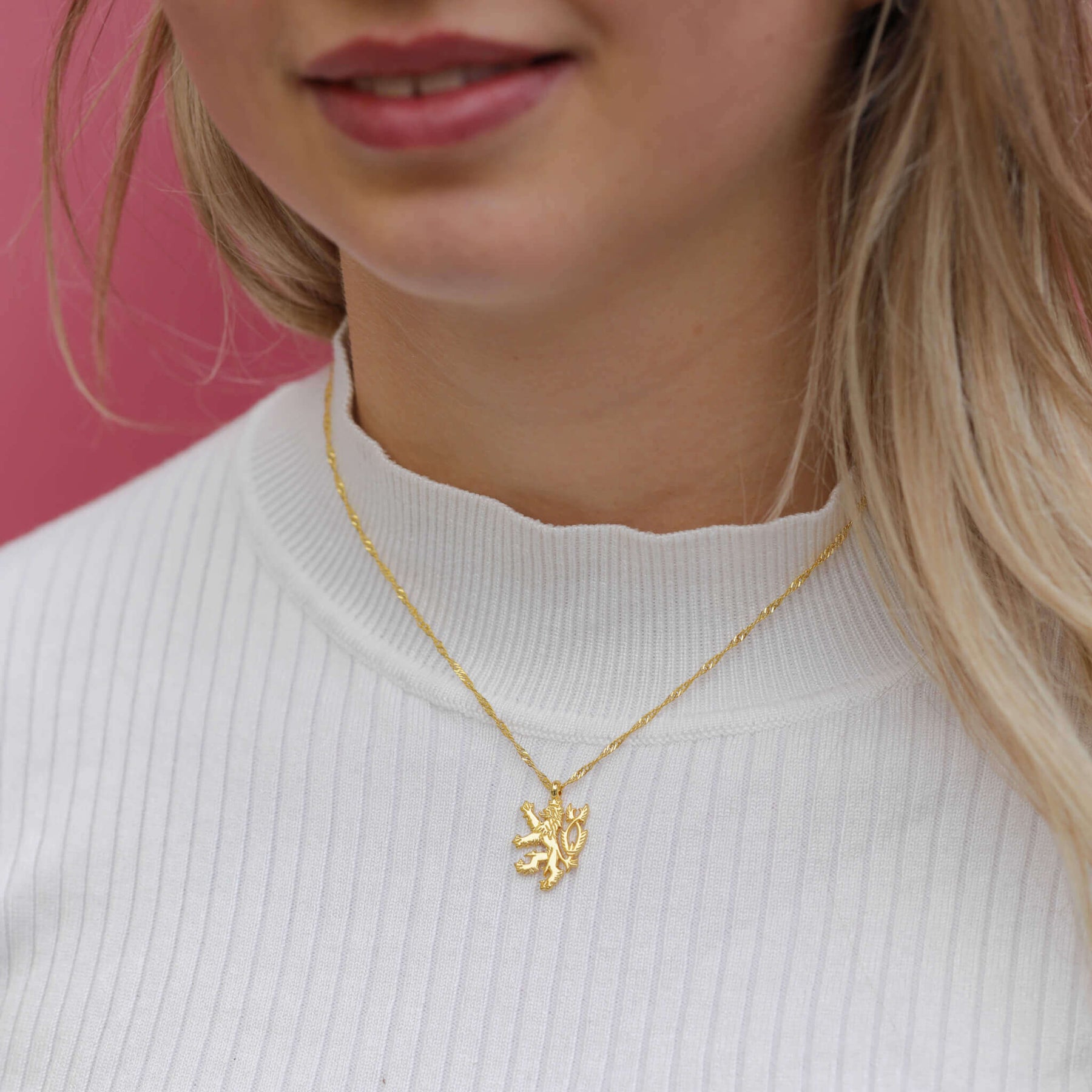 Tschechien Löwe Wappen Kette Damen getragen am Model