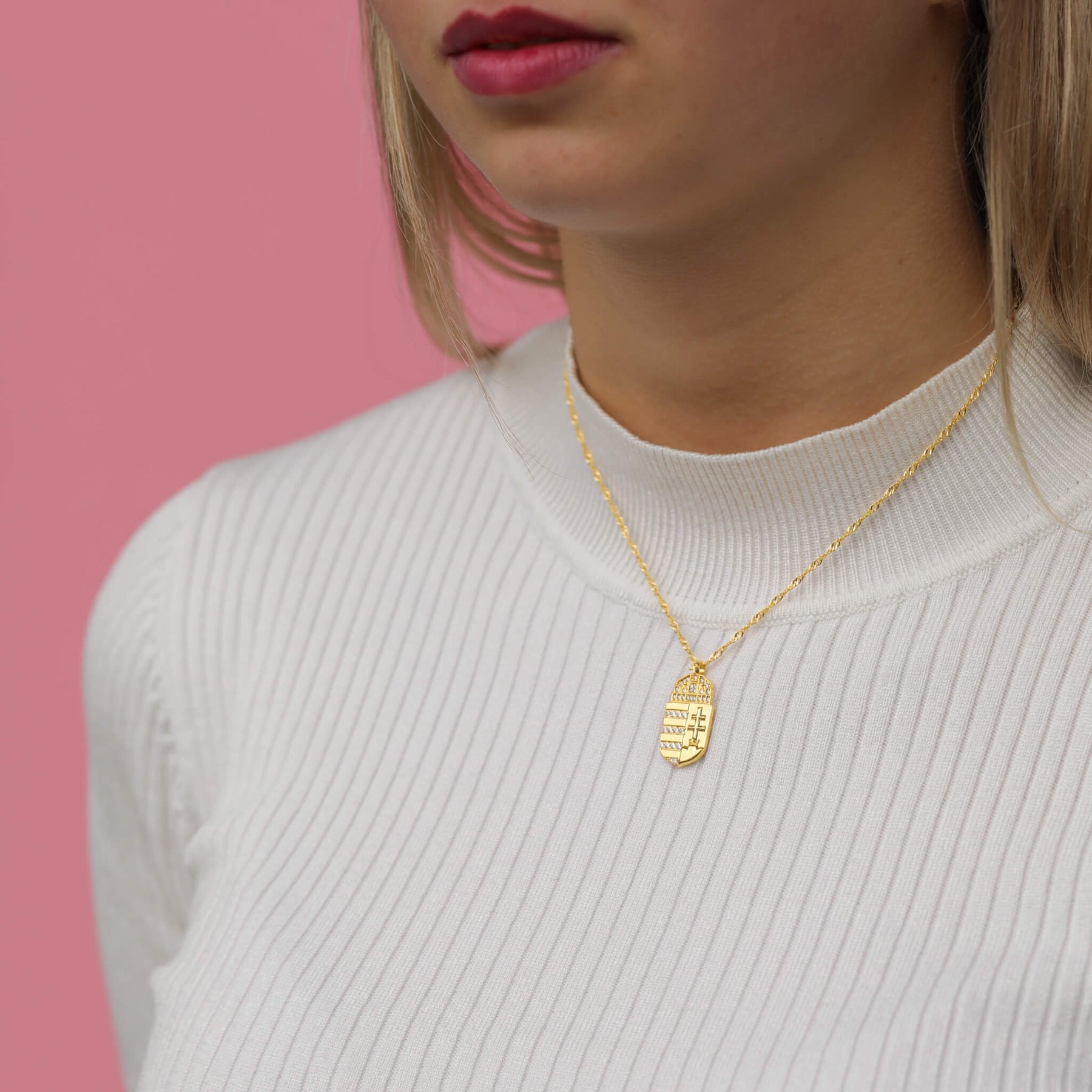 Ungarn Wappen Kette Damen am Model