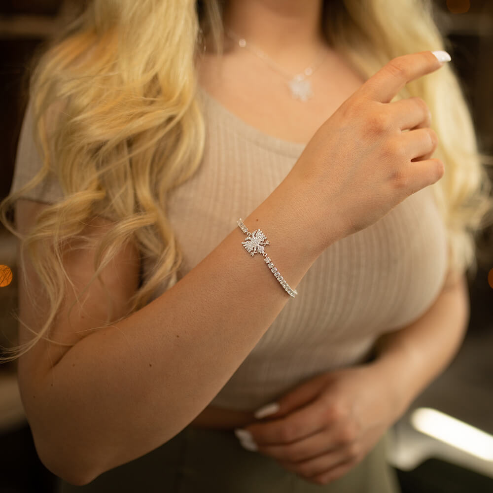 Albanien Wappen Armband Damen am Model