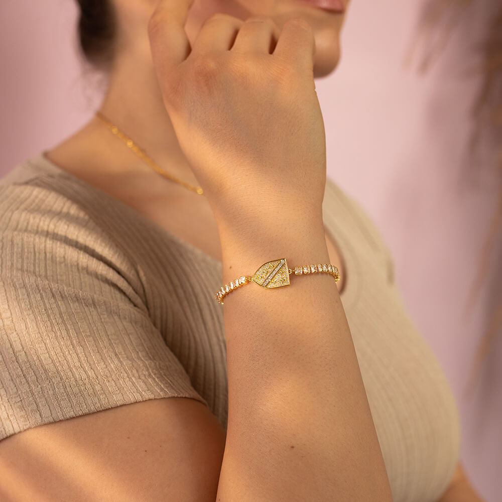 Bosnien Wappen Armband Damen am Model