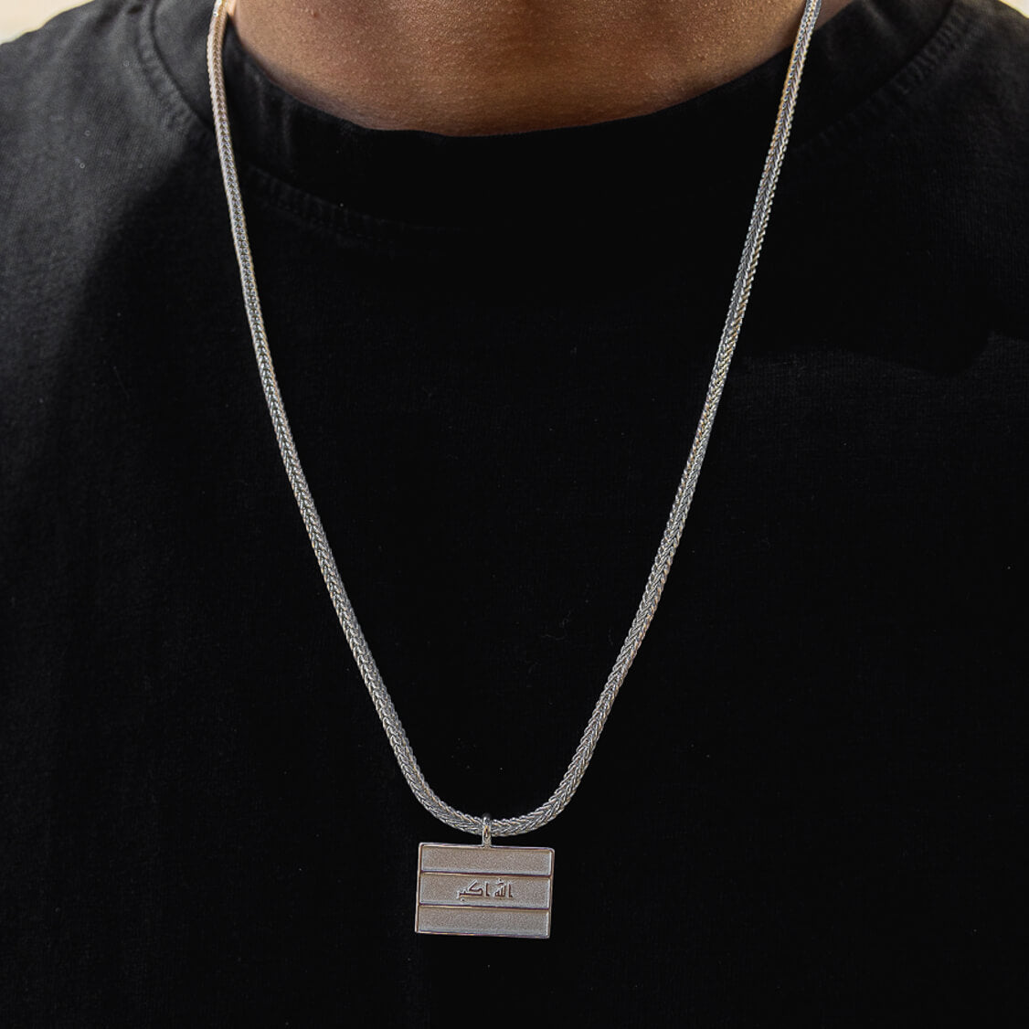 Irak Adler Wappen Kette Herren getragen am Model