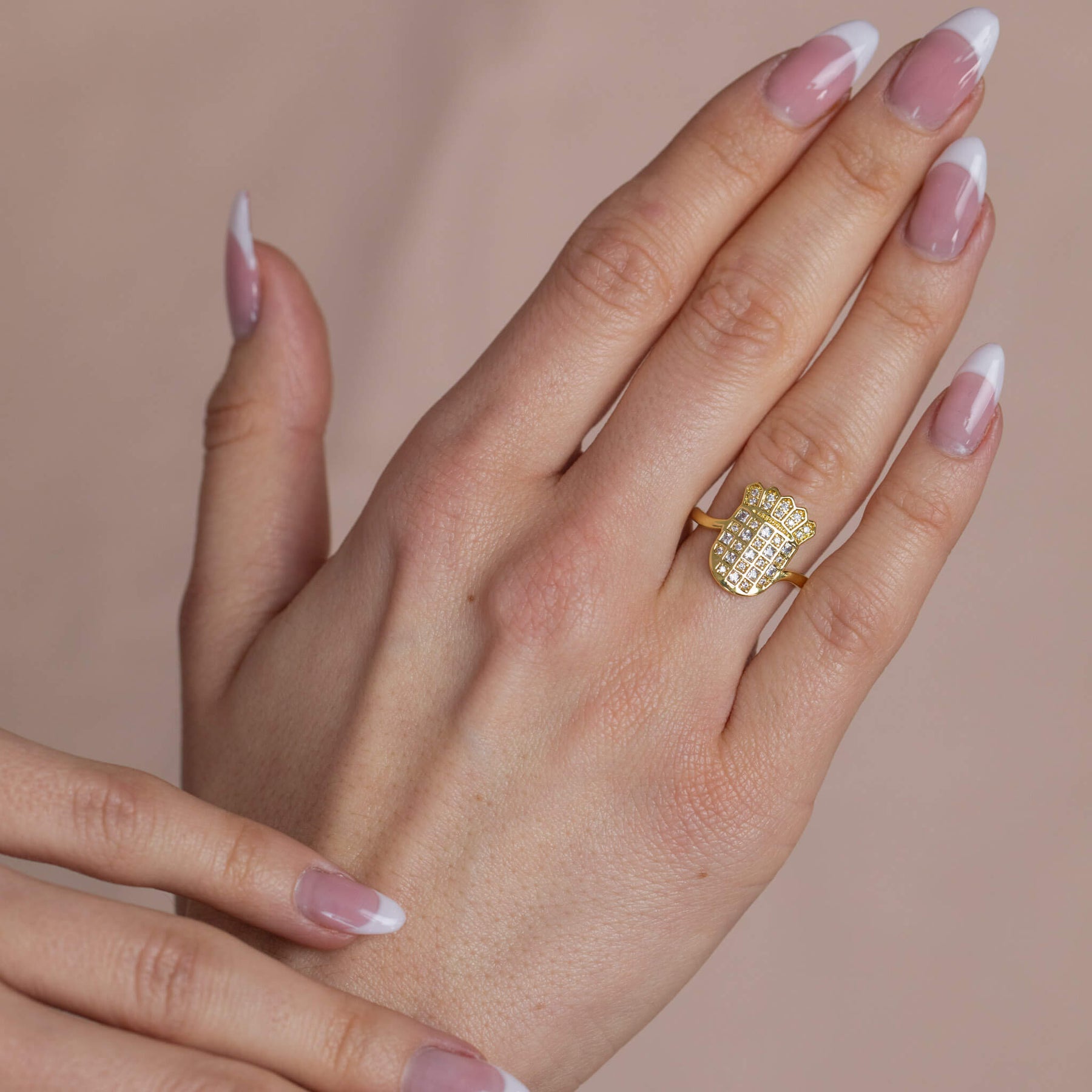 Kroatien Šahovnica Wappen Ring Damen getragen am Model