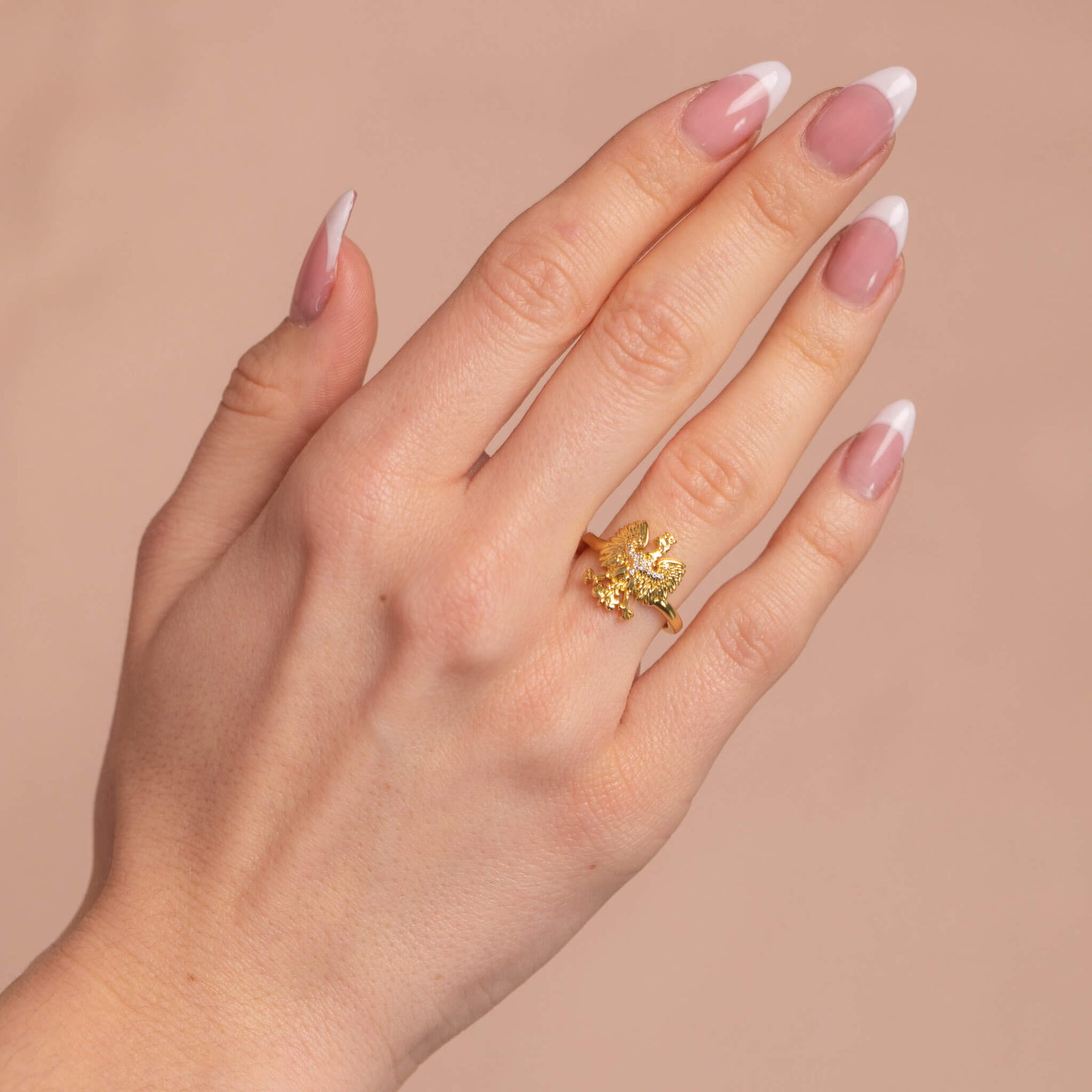 Polen Adler Wappen Ring Damen getragen am Model