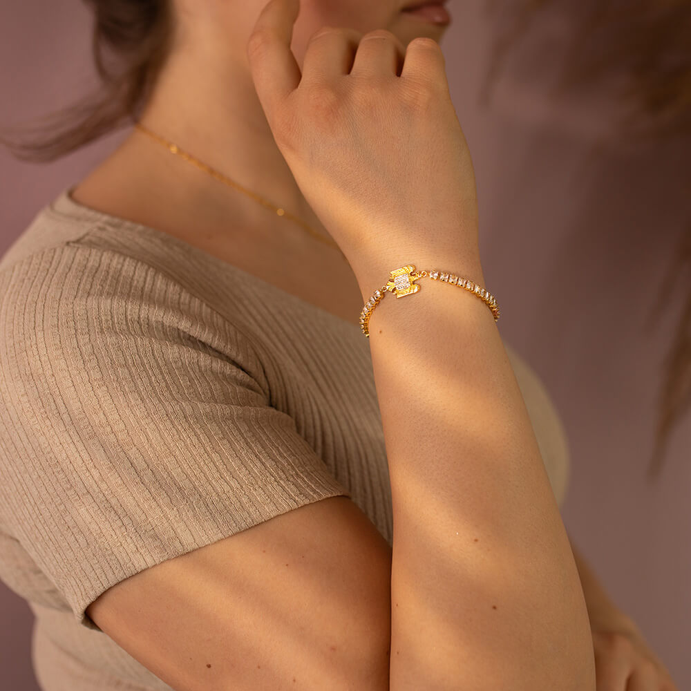 Rumänien Wappen Armband Damen getragen am Model