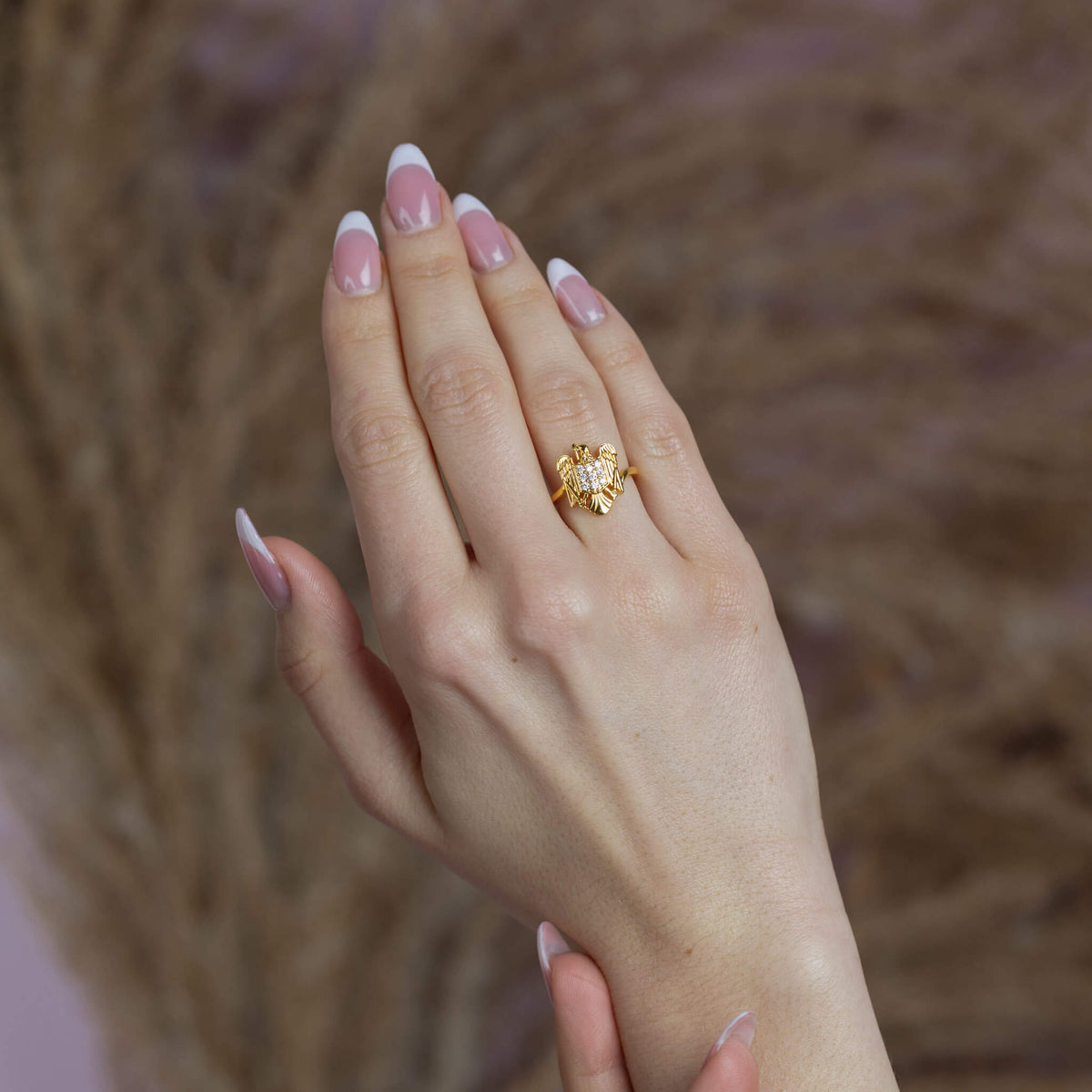 Rumänien Wappen Ring Damen getragen am Model
