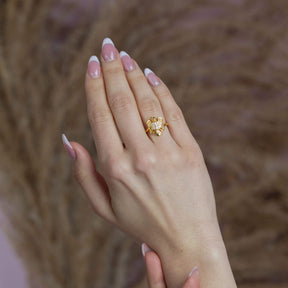 Rumänien Wappen Ring Damen getragen am Model