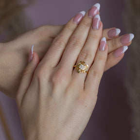 Rumänien Wappen Ring Damen am Model