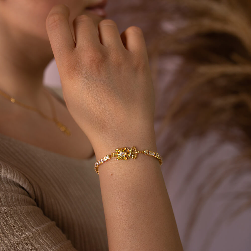 Serbien Adler Wappen Armband Damen getragen am Model