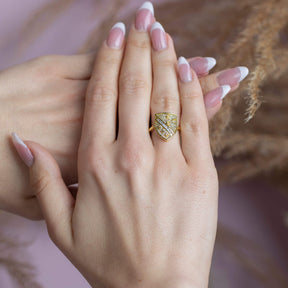 Sandžak Ljiljan Lilie Wappen Ring Damen getragen am Model