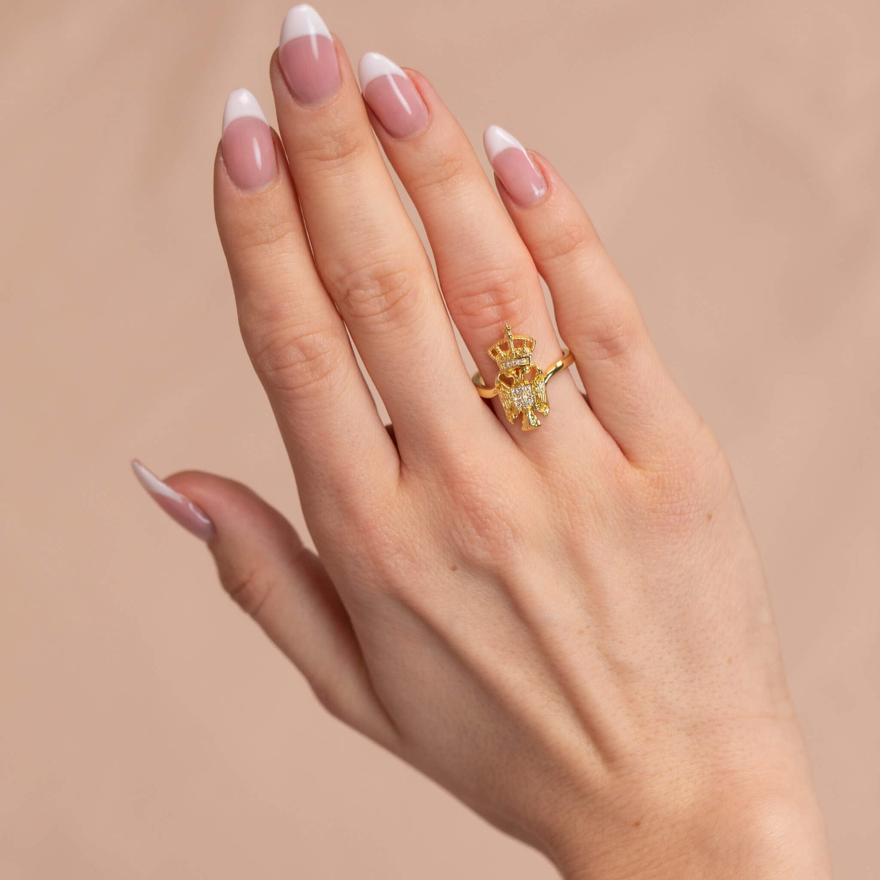Serbien Wappen Ring Damen am Model