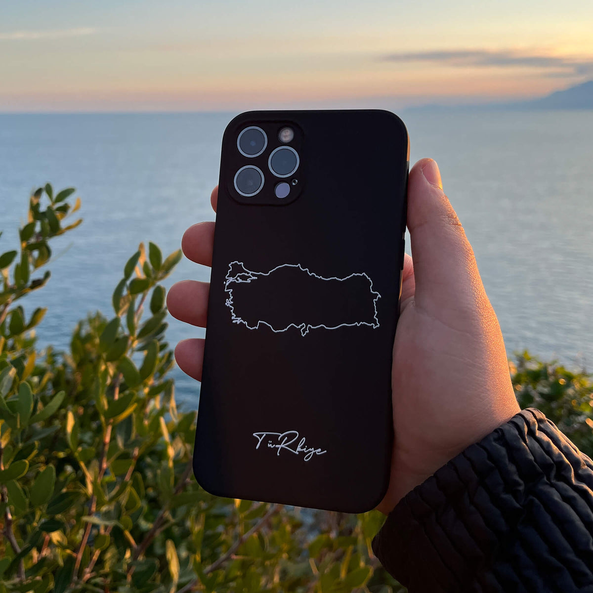 Türkei Handyhülle in der Hand bei Sonnenuntergang über dem Meer